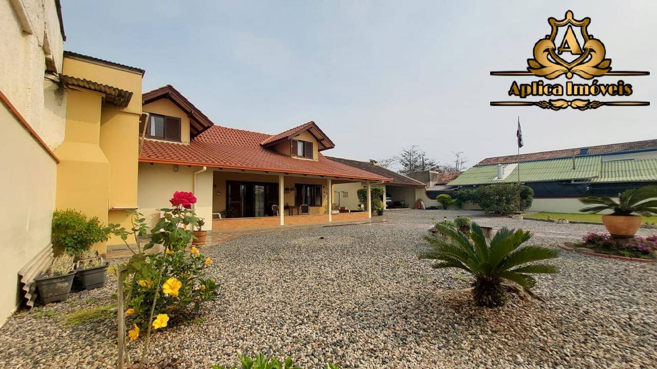 Casa para alugar com 4 quartos, 400m² - Foto 1